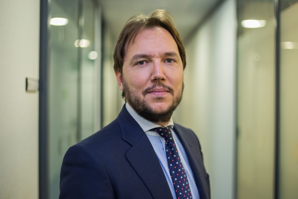 Alejandro Camprubí - Primer plano de profesor del MBA de ESIE con especialización