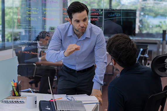 alumno comparte su idea de negocio con su profesor del MBA en Operaciones Tecnológicas