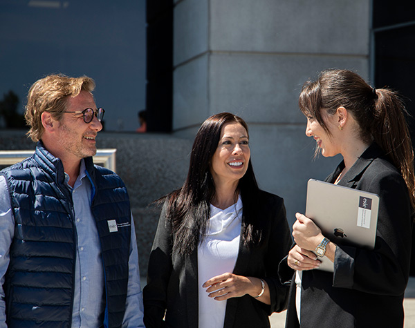 Tres profesores de ESIE riendo en la calle